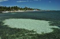 O belo mar que circunda San Pedro, na grande bareira de corais de Belize
